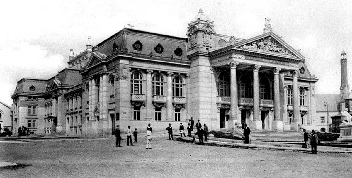 Care a fost prima piesă de teatru în limba română și unde s-a jucat?