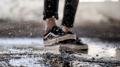 E adevărat că dacă alergi prin ploaie te uzi mai mult decât dacă mergi la pas?