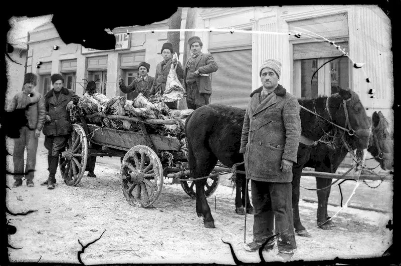 E adevărat că în perioada interbelică țăranii români dormeau cu animalele în casă?