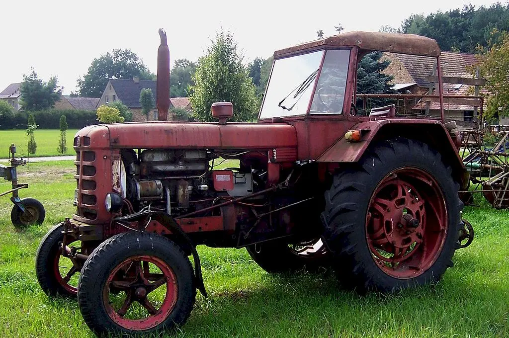 Câte tractoare producea pe zi Uzina Tractorul în perioada ei de glorie?