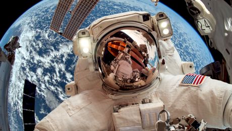 Cum se scarpină astronauții când sunt îmbrăcați în costumele spațiale?