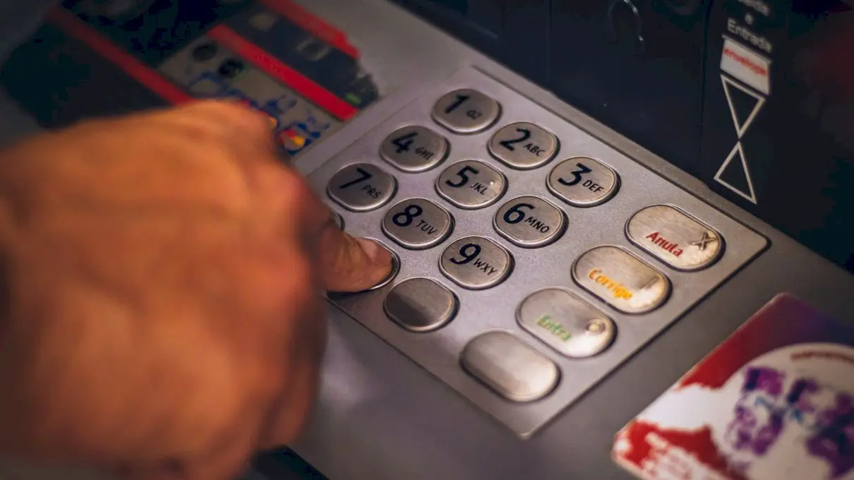 Cât poți să retragi maxim de la un bancomat într-o zi?