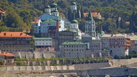 De ce se oficiază slujbe în limba română pe Muntele Athos?