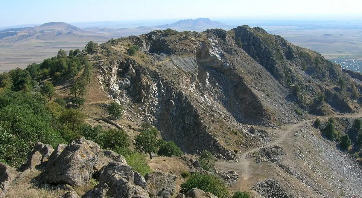 Care este singurul loc din România unde se găsesc roci pe care călcau dinozaurii?