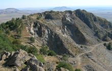 Care este singurul loc din România unde se găsesc roci pe care călcau dinozaurii?