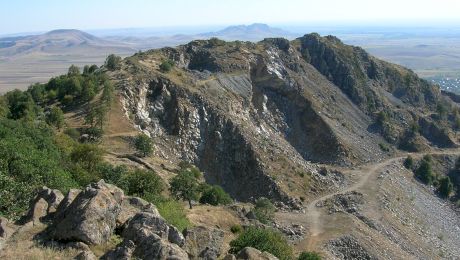 Care este singurul loc din România unde se găsesc roci pe care călcau dinozaurii?