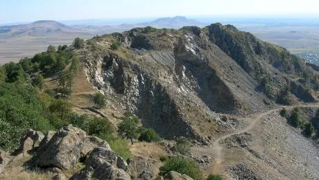 Care este singurul loc din România unde se găsesc roci pe care călcau dinozaurii?