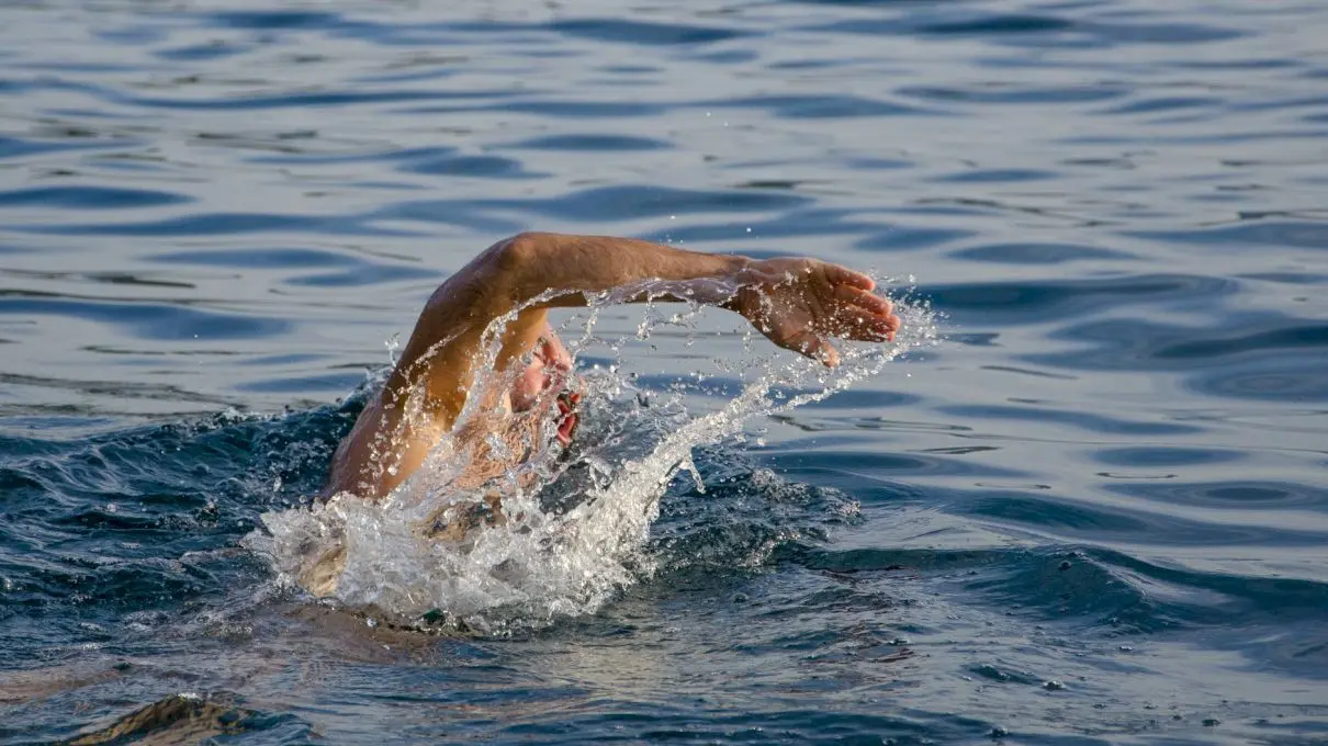 Este adevărat că înotatul cu stomacul plin poate duce la deces?
