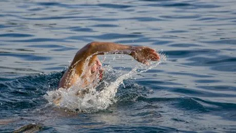 Este adevărat că înotatul cu stomacul plin poate duce la deces?