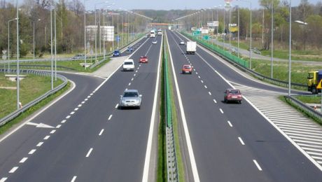 Care sunt diferențele dintre un drum express și o autostradă?