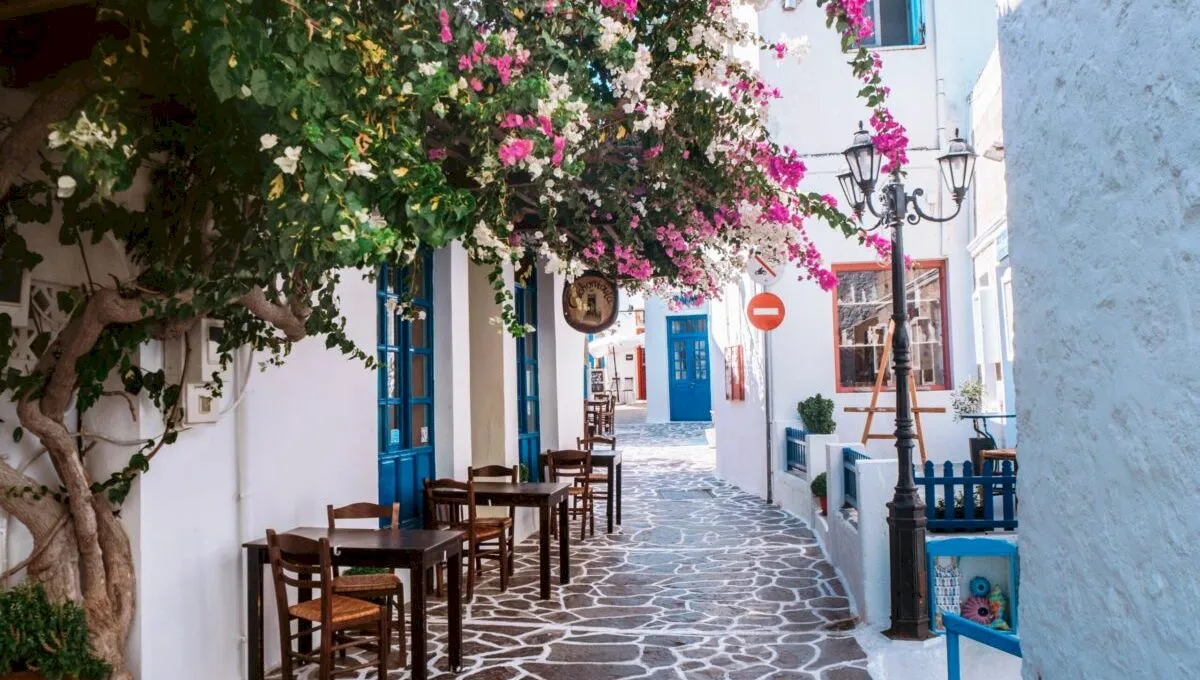 De ce ușile și obloanele caselor din Grecia sunt albastre?