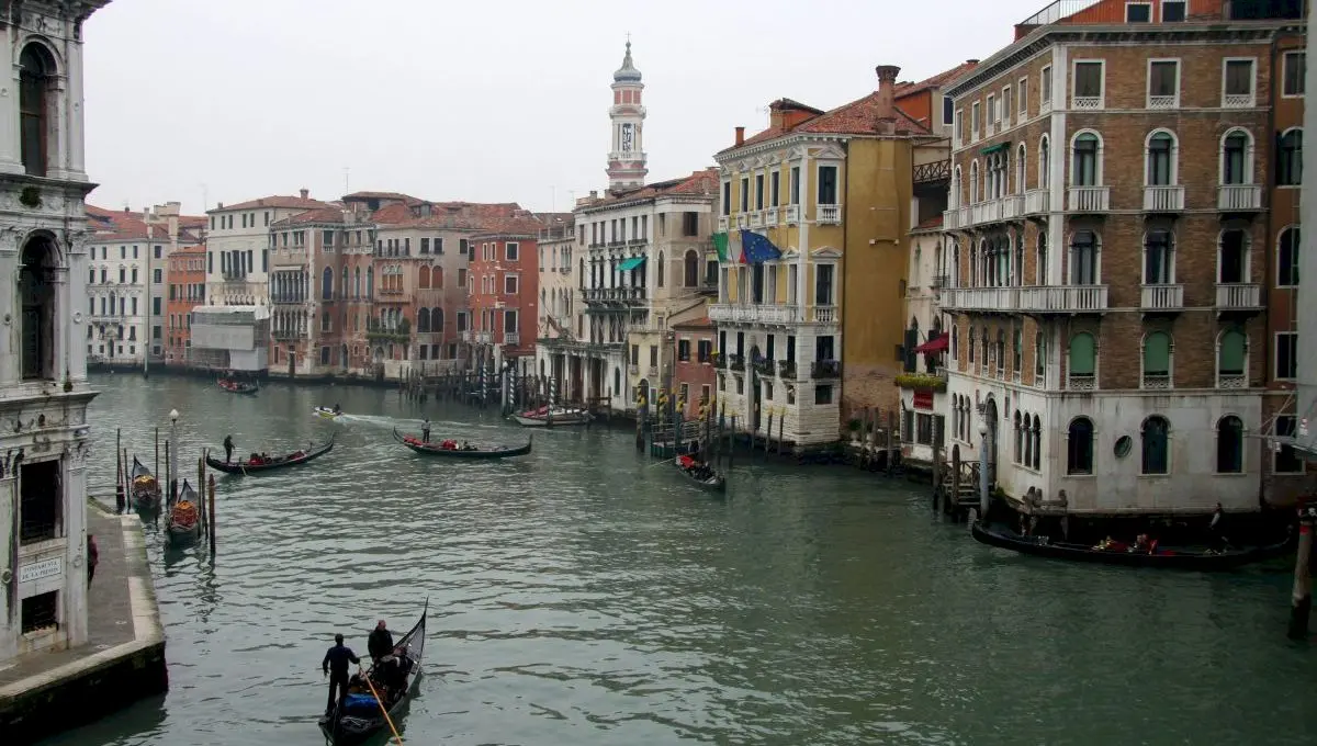 Cum au fost construite casele din Veneția? De ce nu se scufundă?
