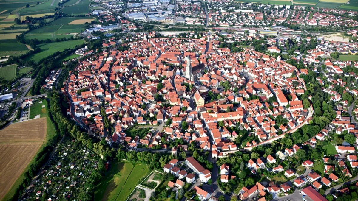 Cum arată Nordlingen, orașul format într-un crater de meteorit?