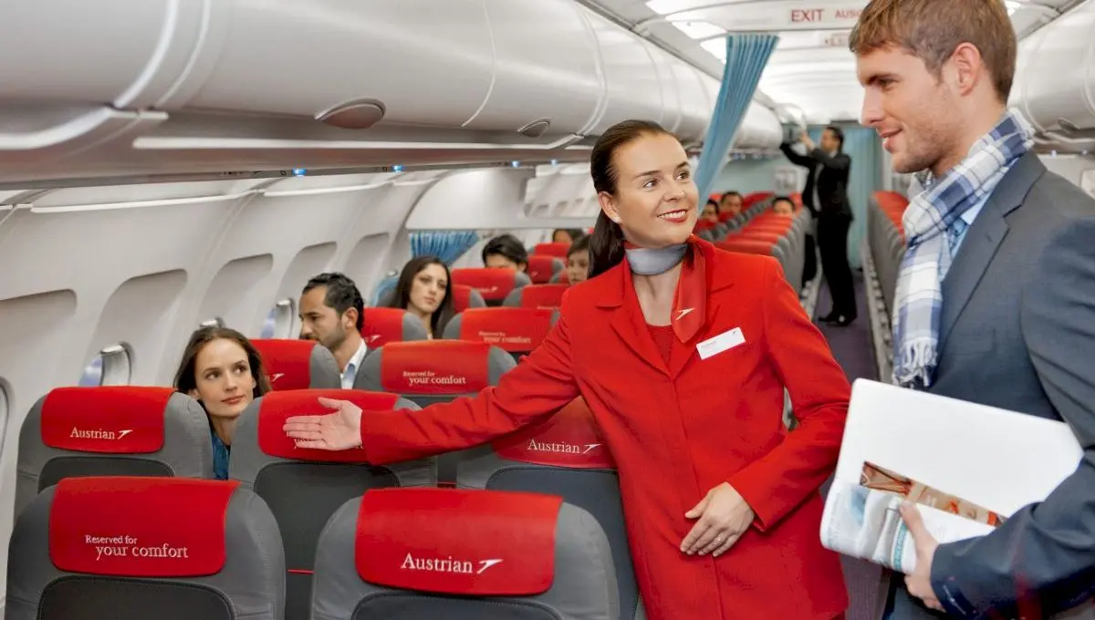 De ce țin stewardesele mâinile la spate atunci când călătorii urcă în avion?