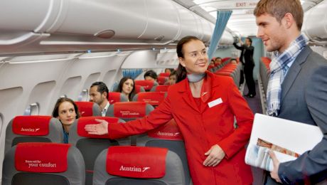 De ce țin stewardesele mâinile la spate atunci când călătorii urcă în avion?