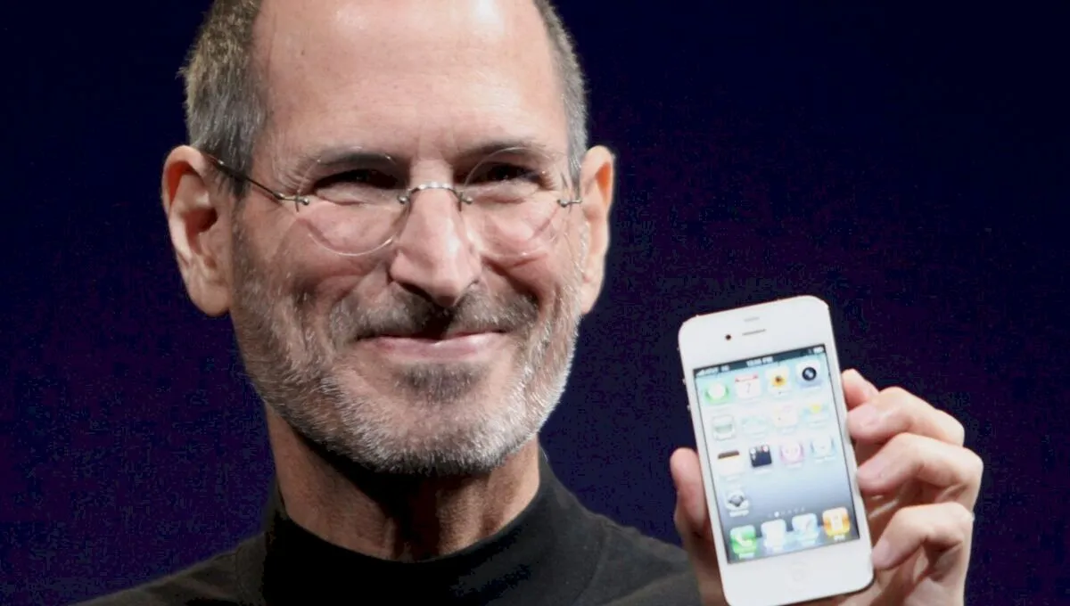 De ce purta Steve Jobs aceleași haine în aparițiile publice?
