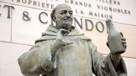 Cine a fost Dom Perignon, călugărul benedictin care a inventat șampania?