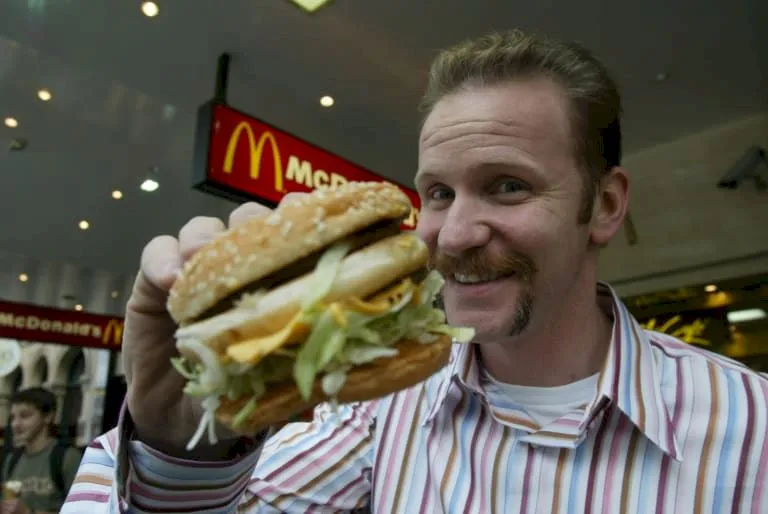 Înainte și după! Câte kilograme a luat în plus un bărbat care a mâncat timp de o lună numai de la McDonald’s