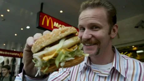 Înainte și după! Câte kilograme a luat în plus un bărbat care a mâncat timp de o lună numai de la McDonald’s