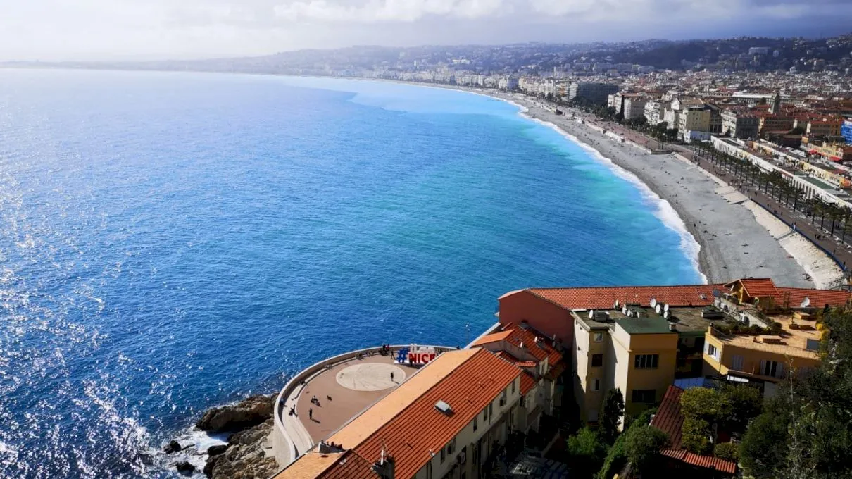 Cât costă un șezlong la Mamaia? Dar în Grecia sau pe Coasta de Azur?