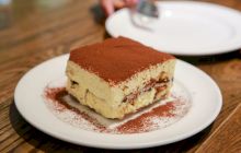 Care este originea desertului Tiramisu? Ce înseamnă numele „Tiramisu”?