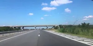 De la București la mare sunt aproape 250 de km. Cât economisești dacă mergi cu 110 km/h în loc de 130 km/h? Diferența reală de bani și de timp