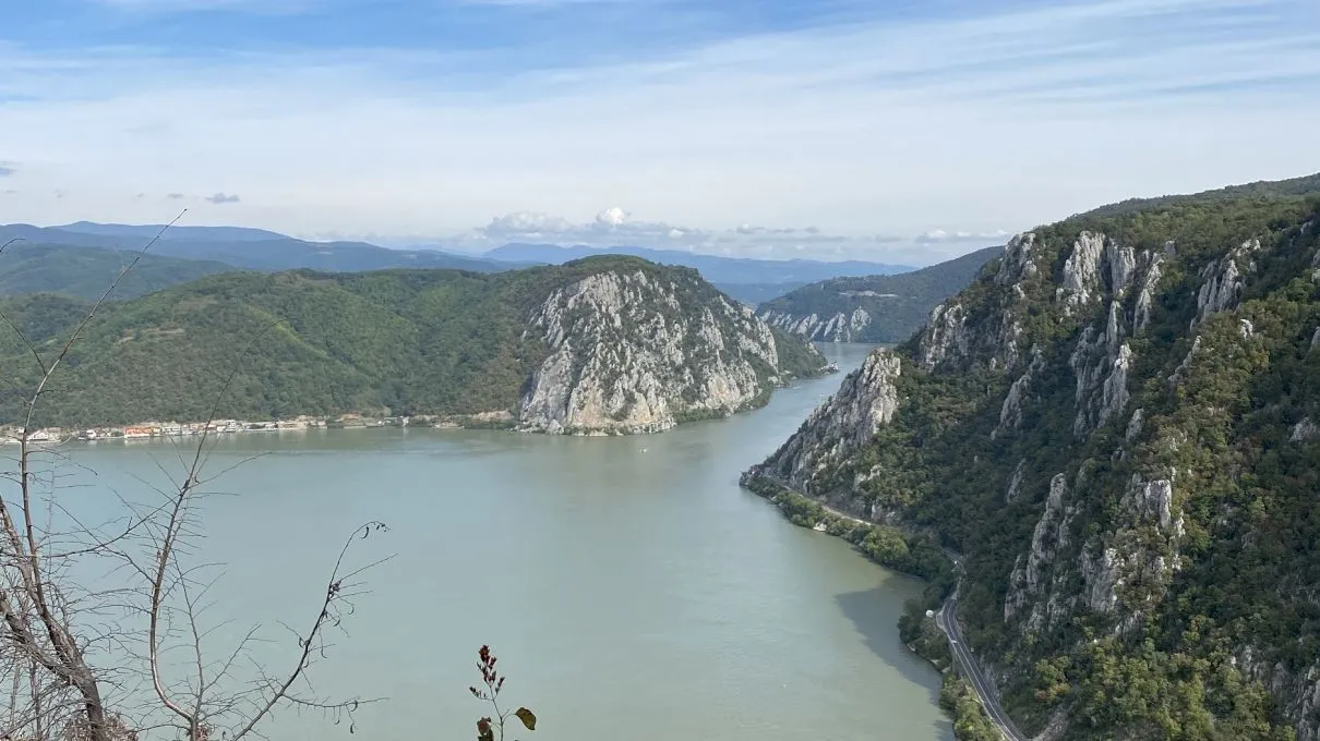 Unde este adâncimea maximă a Dunării?