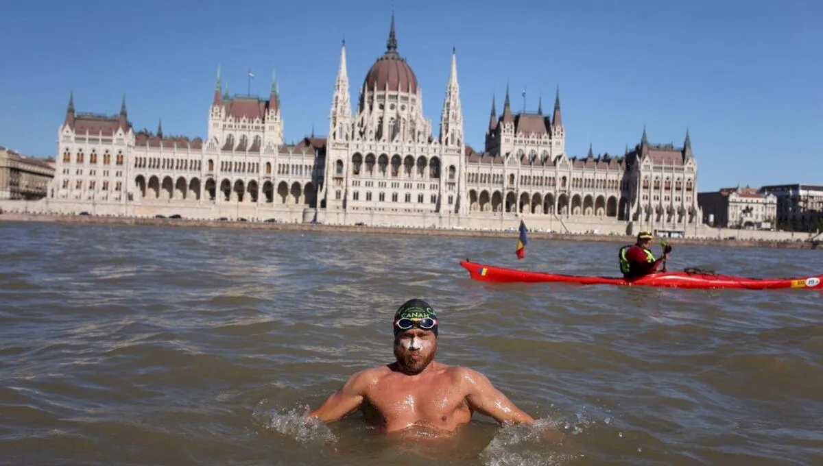 Un român a înotat Dunărea de la izvor la vărsare. Câte zile i-au trebuit?