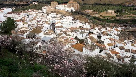 Cum arată Setenil de Las Bodegas, orașul de sub stâncă?