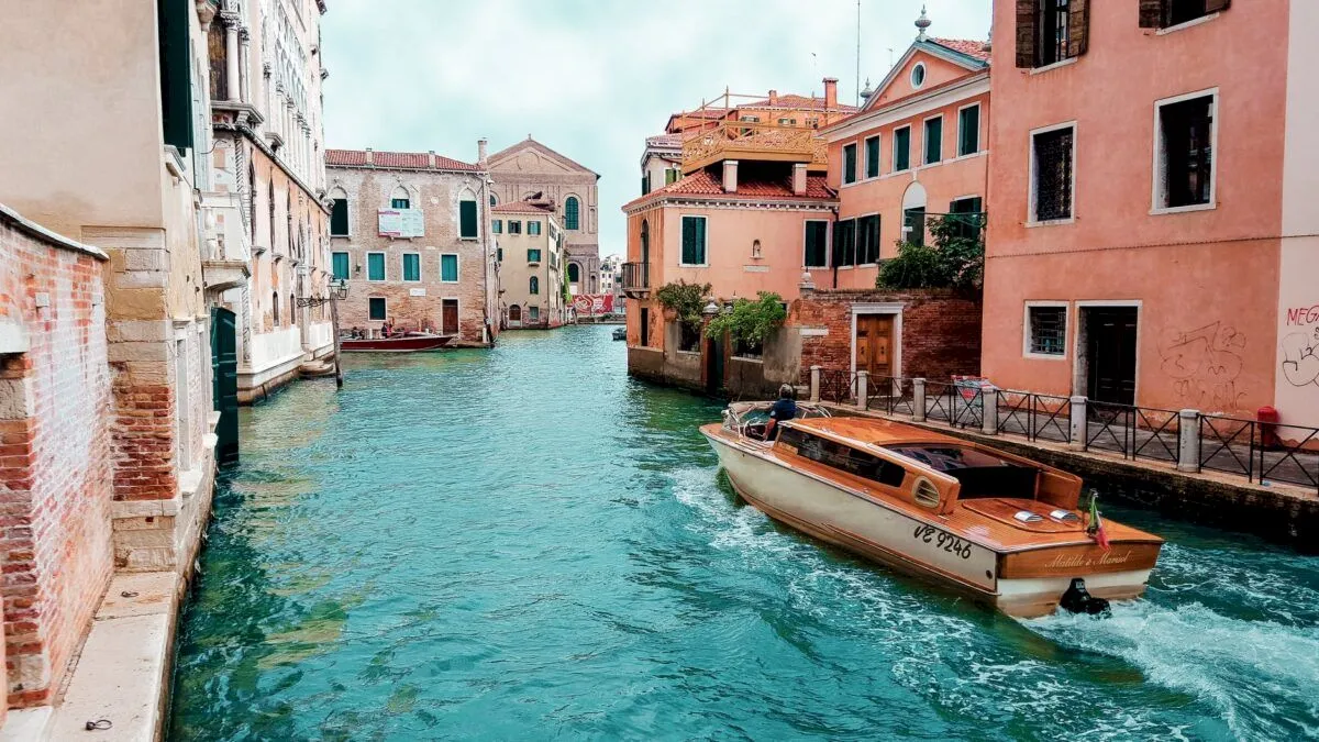 Veneția paradoxului: așezarea romantică și mitul orașului urât mirositor
