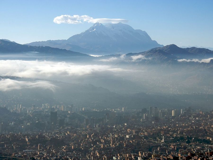 1280px-Amaneciendo_en_La_Paz_con_el_Illimani_de_fondo