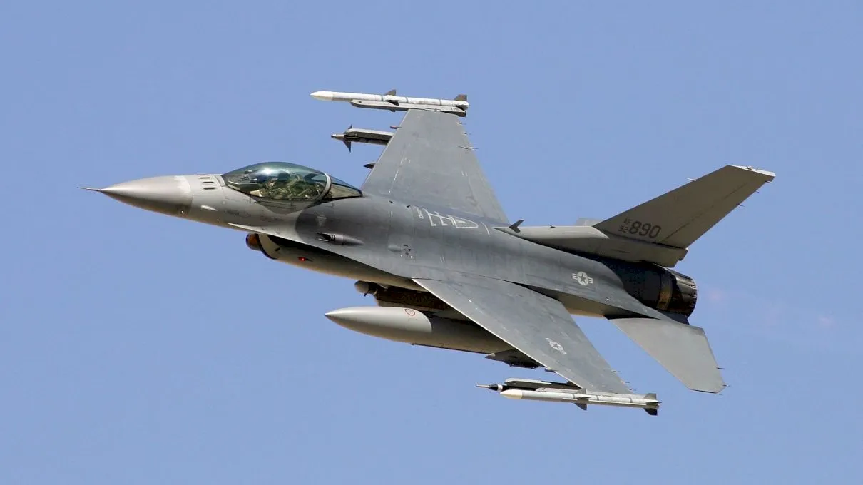 Curiozități despre avionul F-16 Fighting Falcon, din dotarea armatei române. În câte secunde poate întoarce la 180 de grade?