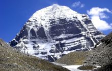 De ce nu urcă nimeni în vârful Muntelui Kailash din Tibet?