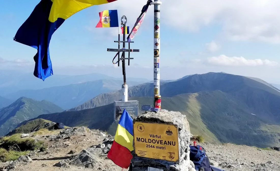 Cum se vede din CEL MAI ÎNALT PUNCT al ROMÂNIEI, de pe Vârful Moldoveanu?