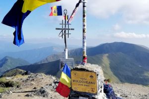 Cum se vede din CEL MAI ÎNALT PUNCT al ROMÂNIEI, de pe Vârful Moldoveanu?