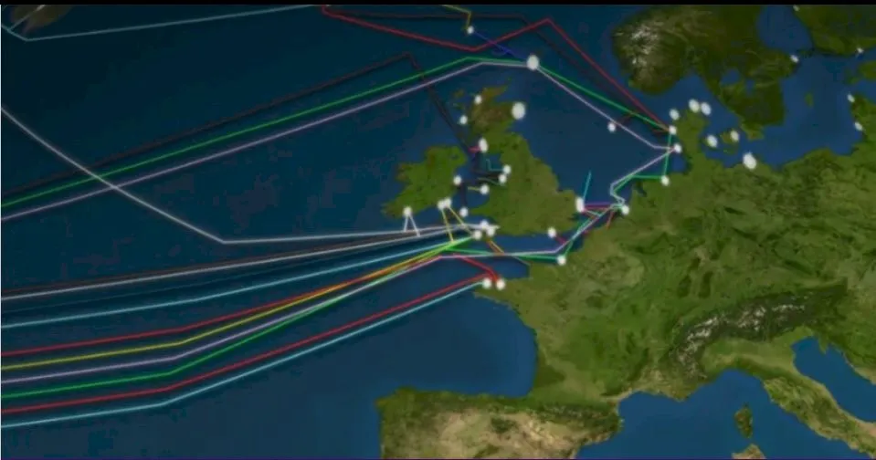 Pe unde ne intră internetul în casă? Uite cum sunt trase 885.000 km de cabluri de Internet pe sub ocean