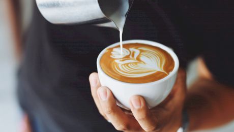 Când se bea cafeaua înainte sau după micul dejun?