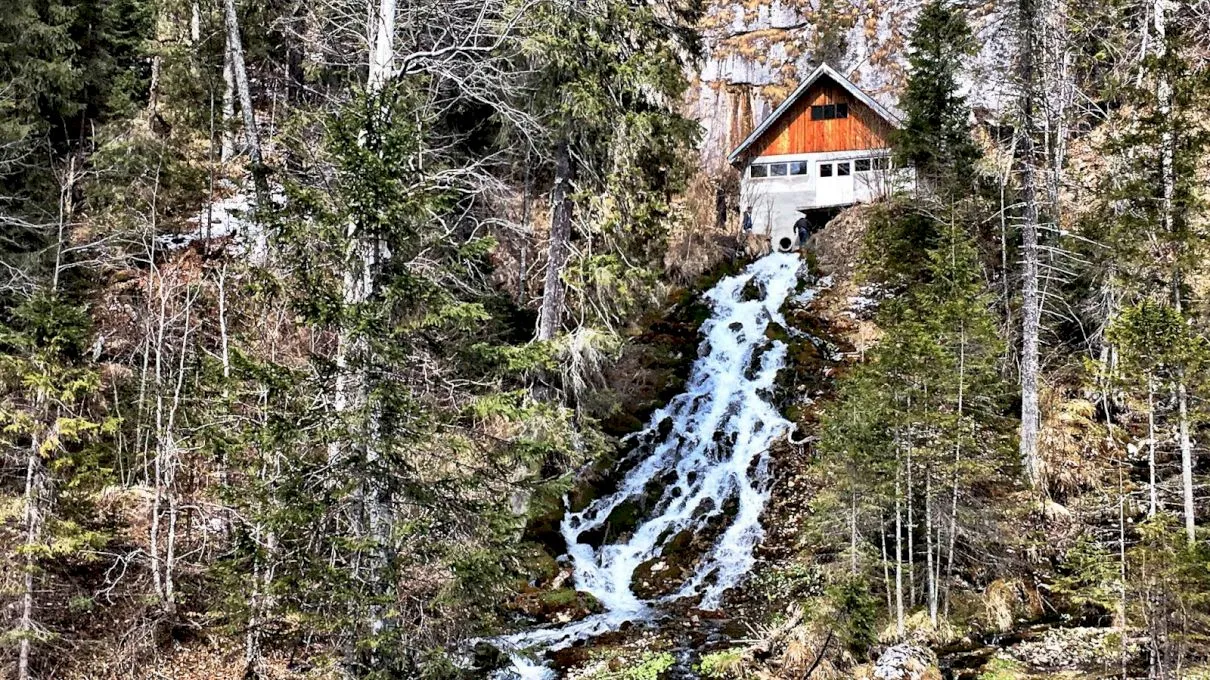 Paradisul curgător. Care este cascada din România care curge printr-o casă?