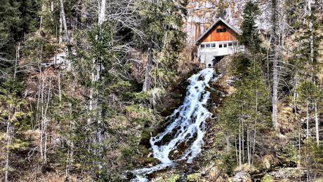 Paradisul curgător. Care este cascada din România care curge printr-o casă?