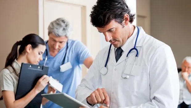 Mii de oameni mor anual pentru că medicii scriu… urât