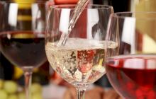 De ce francezii spală paharul înainte de a bea vin alb după vin roșu?