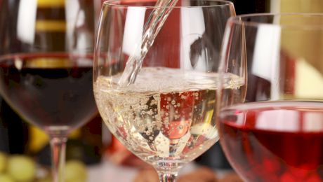 De ce francezii spală paharul înainte de a bea vin alb după vin roșu?
