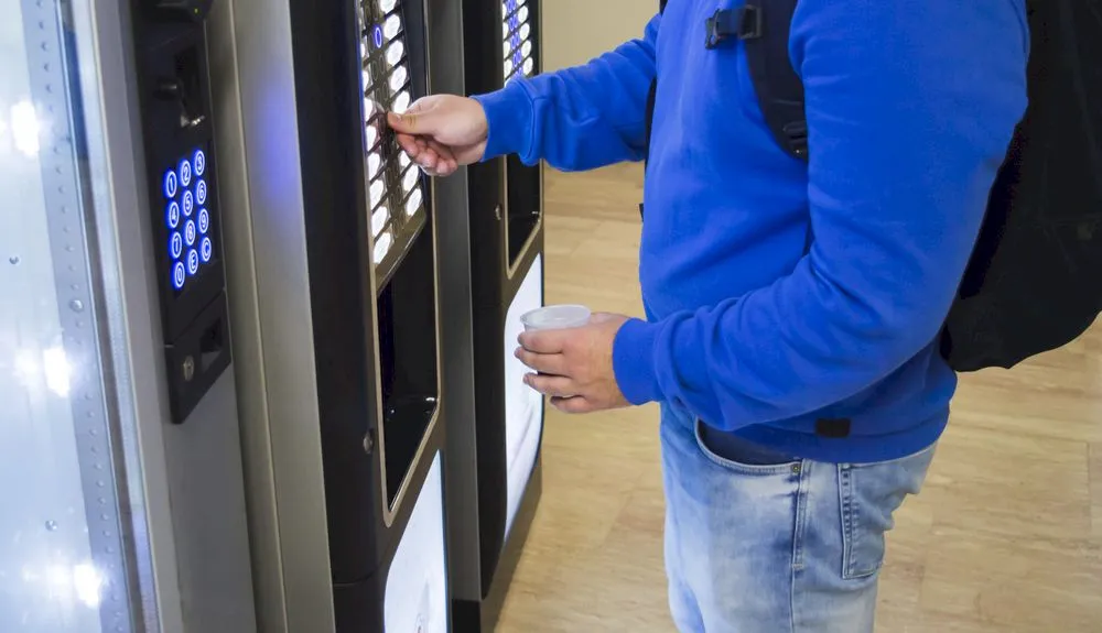 Cum arată interiorul unui automat de cafea? Mai bei cafea de la aparat?