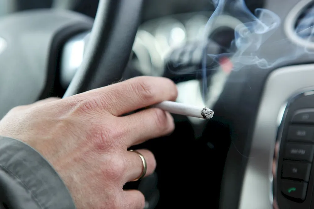 Cum scapi de mirosul de fum de țigară din mașină?