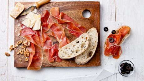 Care este diferența dintre prosciutto crudo și prosciutto cotto?