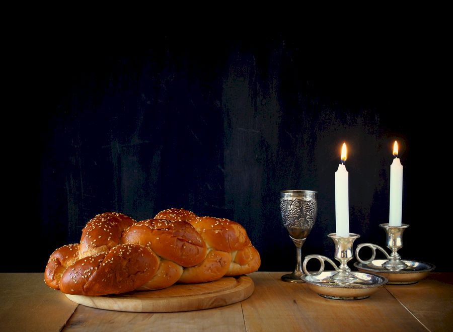 Imaginea Sabatului. challah pâine și candele pe masă de lemn
