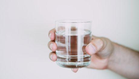Cum este corect: „un pahar cu apă” sau „un pahar de apă”?