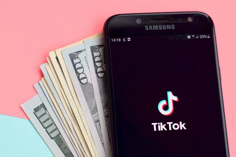 Se fac bani din TikTok? Cu cât sunt plătite 1.000 de vizualizări?