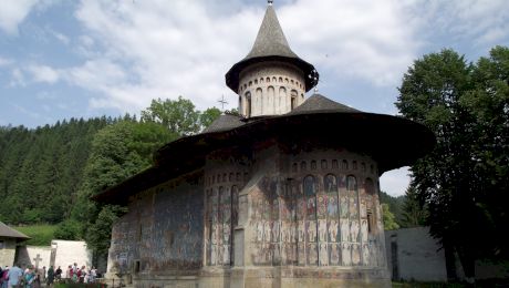 Curiozități despre mănăstirile din România. Câte mănăstiri sunt în România și care este singura din țară care are altarul spre sud?