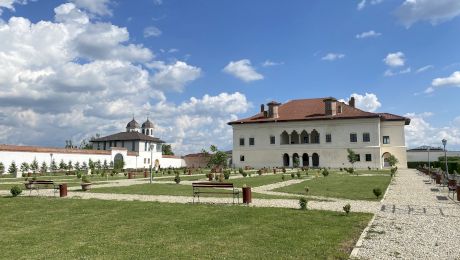 Locuri de vizitat lângă București. De la Palatul Mogoșoaia, la Domeniul Știrbey sau Laguna Verde